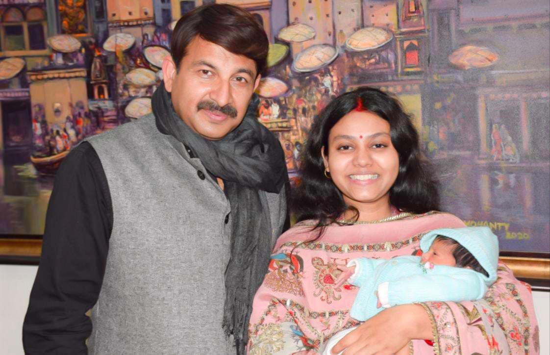 MANOJ TIWARI & SURBHI WITH HER DAUGHTER SAANVIKA TIWARI