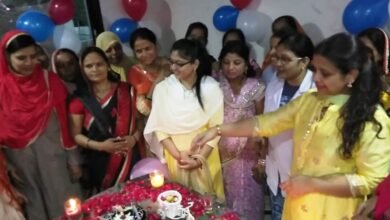 डॉ अनु अग्रवाल एवं दम्पतियों ने केक काटकर ख़ुशी मनाई