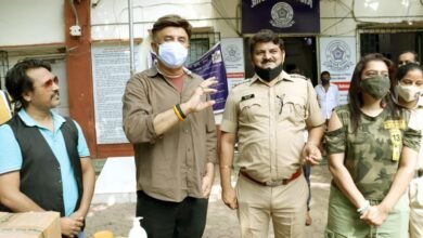 Anu Malik, Ekta Jain and Kailash Masoom gave Mumbai police hand sanitizer and immunity booster brew