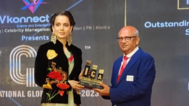 Kankana Ranaut presented the Lifetime Achievement Award to Olds Judge Mrig Vyas