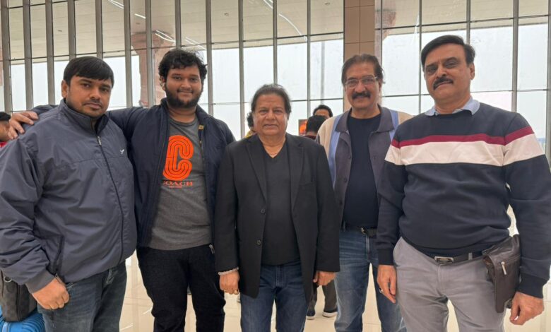 मास्क टीवी की फिल्म "हिंदुत्व" की टीम अनूप जलोटा के साथ मुम्बई से अयोध्या के लिए रवाना हुई